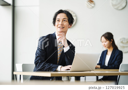 フリースペースで仕事をするビジネスマンのポートレート 127019925