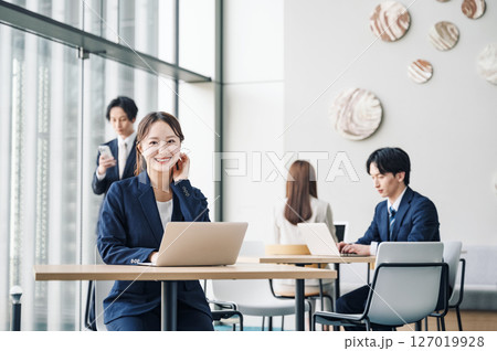 オフィスのフリースペースで仕事をするキャリアウーマン 127019928