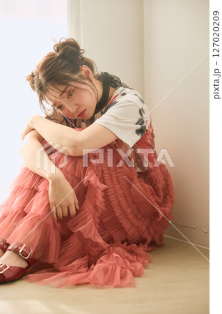 ポップなファッションに身を包んだ若い女性の 127020209