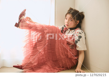 ポップなファッションに身を包んだ若い女性の ポップなファッションに身を包んだ若い女性の 127020215