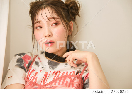 ポップなファッションに身を包んだ若い女性の ポップなファッションに身を包んだ若い女性の 127020230