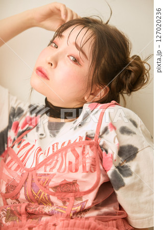 ポップなファッションに身を包んだ若い女性の 127020236