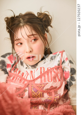ポップなファッションに身を包んだ若い女性の 127020237