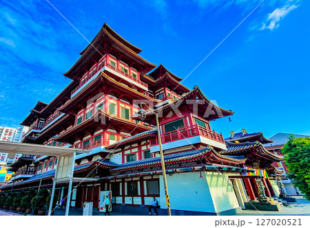 The Buddha Tooth Relic Temple is a Buddhist temple located in the Chinatown district of Singapore. 127020521