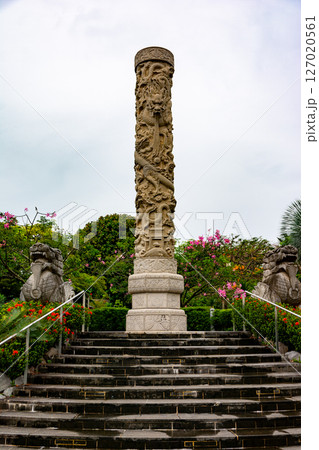 SINGAPORE - April 8 2025: View of Gardens by the Bay and Marina Bay Sands in Singapore 127020561