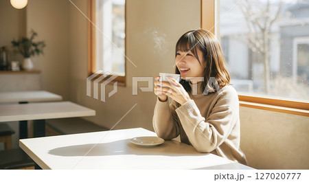オシャレなカフェで美味しいコーヒーを飲む女性 AI生成画像 127020777