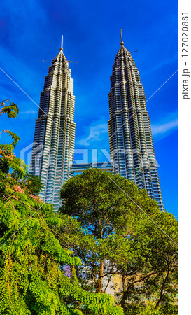 KUALA LUMPUR, MY - April 18, 2025: Petronas Twin Towers. Kuala Lumpur, Malaysia. 127020881