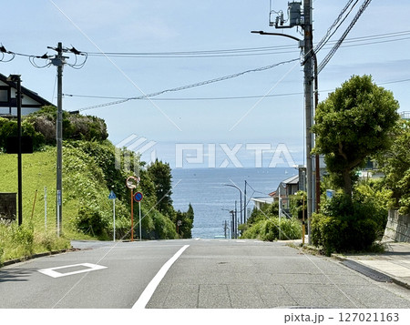 海が見える坂道、神奈川県鎌倉市、七里ヶ浜 海が見える坂道、神奈川県鎌倉市、七里ヶ浜 127021163
