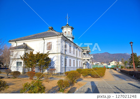 中部地方・松本・国宝旧開智学校校舎と、整備された園内・長野県松本市(2) 127021248