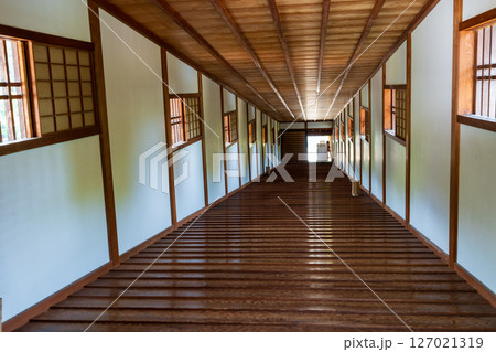 和歌山城の珍しい斜めに架かる屋根付きの廊下橋、御橋廊下。 和歌山城の珍しい斜めに架かる屋根付きの廊下橋、御橋廊下。 127021319