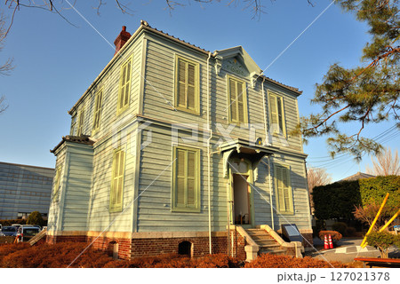 中部地方・松本・夕陽でセピア色に染まる旧松本カトリック教会司祭館・長野県松本市(1) 127021378