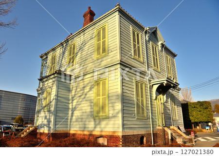 中部地方・松本・夕陽でセピア色に染まる旧松本カトリック教会司祭館・長野県松本市(3) 127021380
