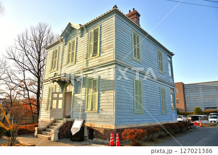 中部地方・松本・夕陽でセピア色に染まる旧松本カトリック教会司祭館・長野県松本市(9) 127021386