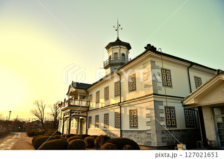 中部地方・松本・文明開化の風景、夕陽を浴びてセピア色に輝く国宝旧開智学校校舎・長野県松本市(8) 127021651