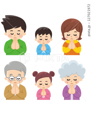 目を閉じて合掌する家族 127021972