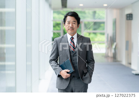 オフィスで働くエグゼクティブなビジネスマン 127022375