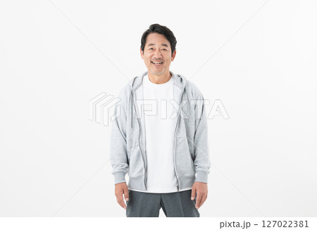 カジュアル　ミドルの男性 127022381