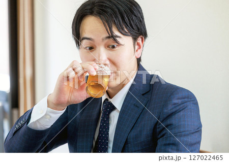 ビールを飲むビジネスマン ビールを飲むビジネスマン 127022465