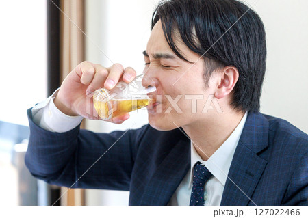 ビールを飲むビジネスマン ビールを飲むビジネスマン 127022466