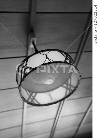 懐かしい昭和の古民家の和室の照明器具レトロ モノクロ写真 懐かしい昭和の古民家の和室の照明器具レトロ モノクロ写真 127022514