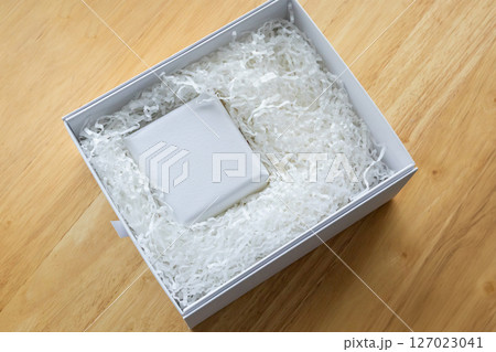 Eco friendly white paper wrap for product packaging parcel carton box Eco friendly white paper wrap for product packaging parcel carton box 127023041
