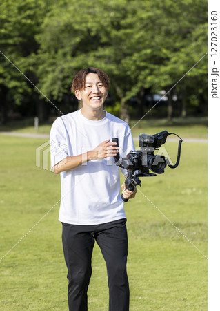映像クリエイター  ジンバルを使った動画撮影 127023160