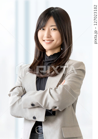 腕を組んで微笑む女性・ビジネスウーマン 127023182