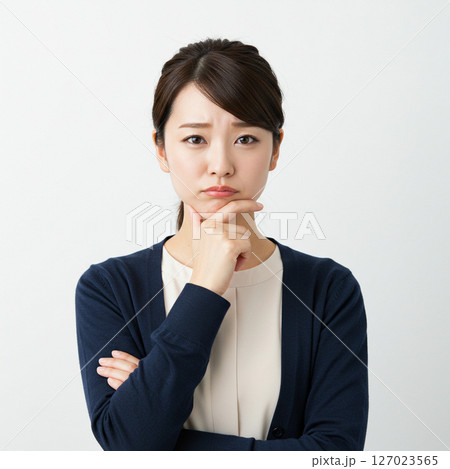 考え事をしている20代の日本人女性 127023565