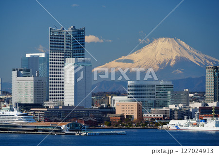 都市風景・横浜　富士山が綺麗な快晴の横浜港 127024913