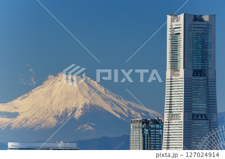 都市風景・横浜　ランドマークタワーと富士山 127024914