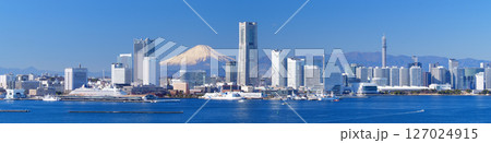 都市風景・横浜　富士山が綺麗な快晴の横浜港 127024915