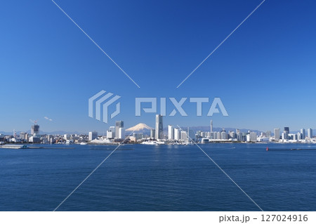 都市風景・横浜　富士山が綺麗な快晴の横浜港 127024916