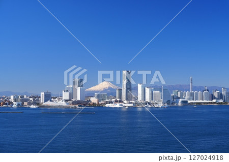 都市風景・横浜 富士山が綺麗な快晴の横浜港 都市風景・横浜 富士山が綺麗な快晴の横浜港 127024918