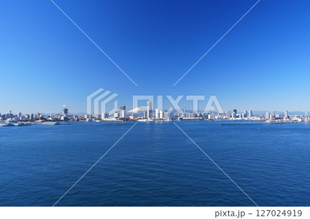 都市風景・横浜　富士山が綺麗な快晴の横浜港 127024919