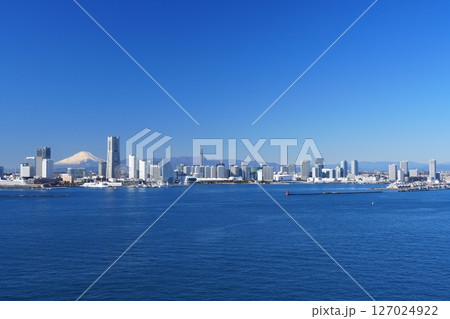 都市風景・横浜　富士山が綺麗な快晴の横浜港 127024922