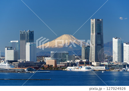 都市風景・横浜 富士山が綺麗な快晴の横浜港 都市風景・横浜 富士山が綺麗な快晴の横浜港 127024926