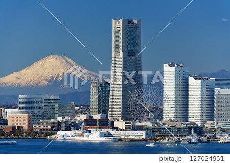 都市風景・横浜　富士山が綺麗な快晴の横浜港 127024931