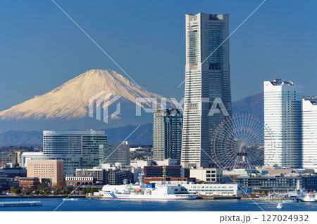 都市風景・横浜　富士山が綺麗な快晴の横浜港 127024932