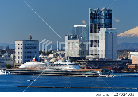 都市風景・横浜　快晴の横浜港 127024933