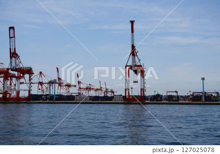 港でコンテナを運ぶクレーン 127025078