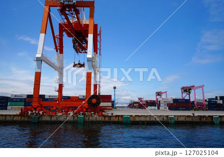 港でコンテナを運ぶクレーン 127025104