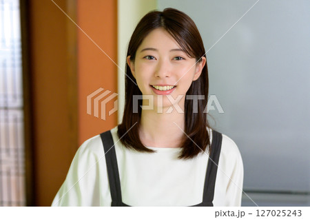 明るい笑顔を見せる女性が醸し出す優しい雰囲気 明るい笑顔を見せる女性が醸し出す優しい雰囲気 127025243