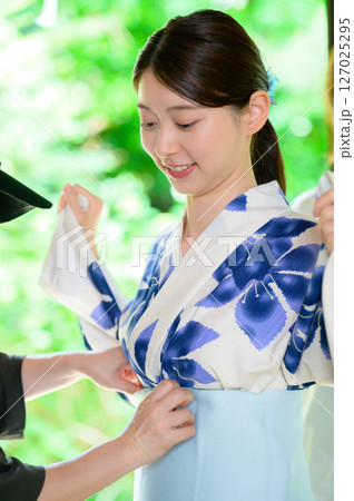 浴衣を着付けされながら微笑む女性の柔らかな表情 127025295