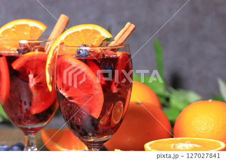 ワイン　12　サングリアとフルーツ 127027841