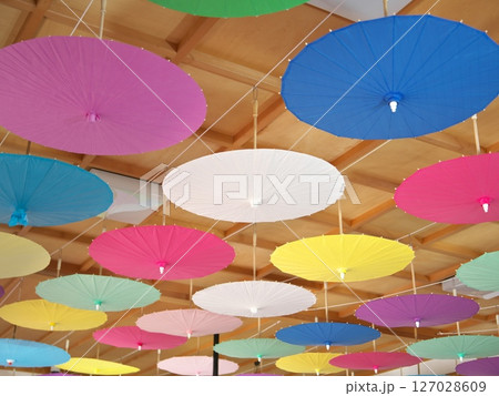 群馬県 宝徳寺のカラフルな傘 群馬県 宝徳寺のカラフルな傘 127028609