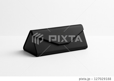 白い背景に置かれたシンプルな黒いメガネケース 127029188