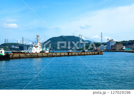 門司港の岸壁と関門橋 127029196