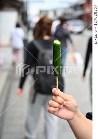 小江戸川越で食べ歩き キュウリを食べる女性(埼玉県・川越市) 小江戸川越で食べ歩き キュウリを食べる女性(埼玉県・川越市) 127029357