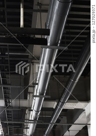 重量鉄骨構造の建物のスケルトン天井の配管設備や配電設備 127029371