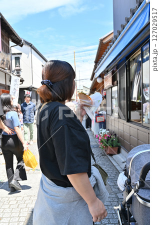 小江戸川越で食べ歩き　おやつを食べる女性（埼玉県・川越市） 127029517